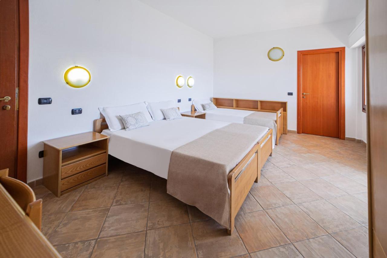 Il Gabbiano Hotel Ла Мадалена Екстериор снимка