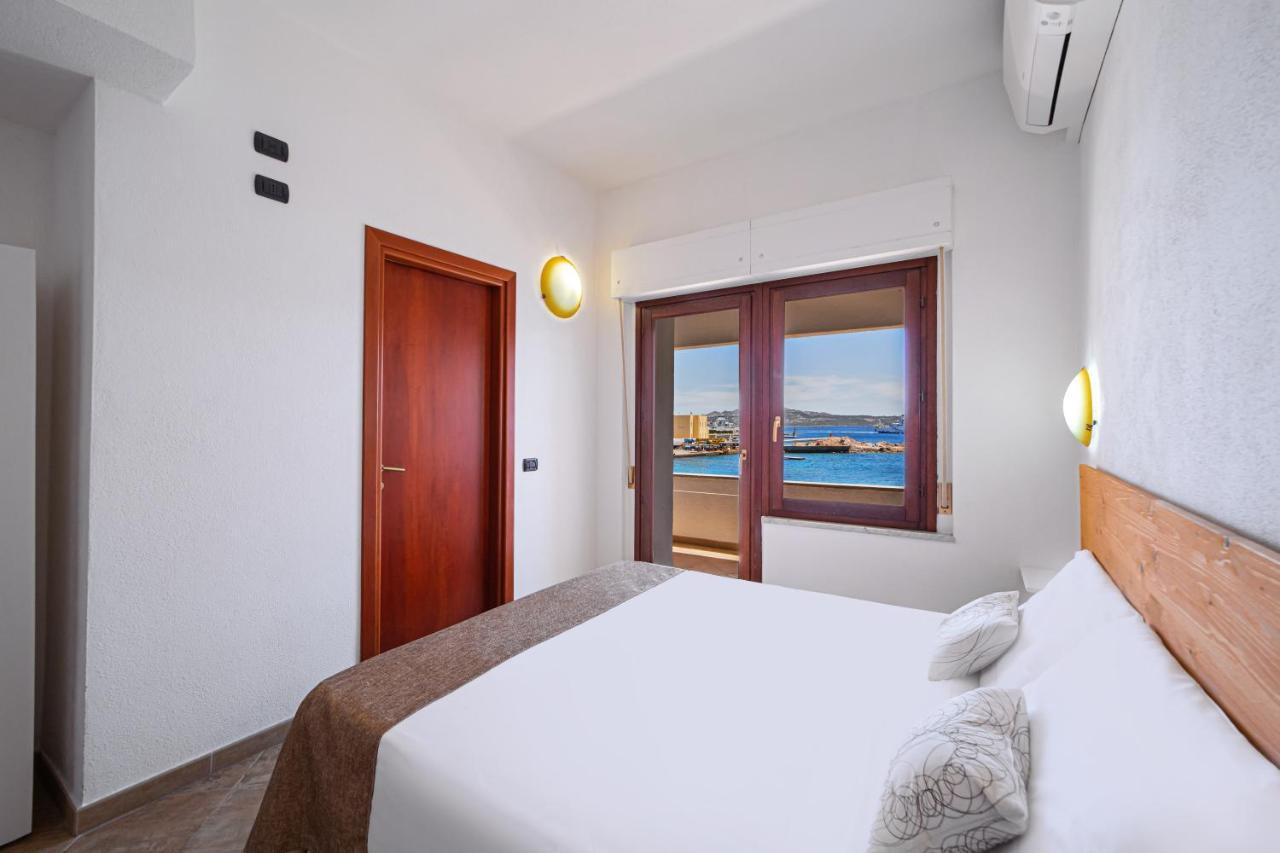 Il Gabbiano Hotel Ла Мадалена Екстериор снимка