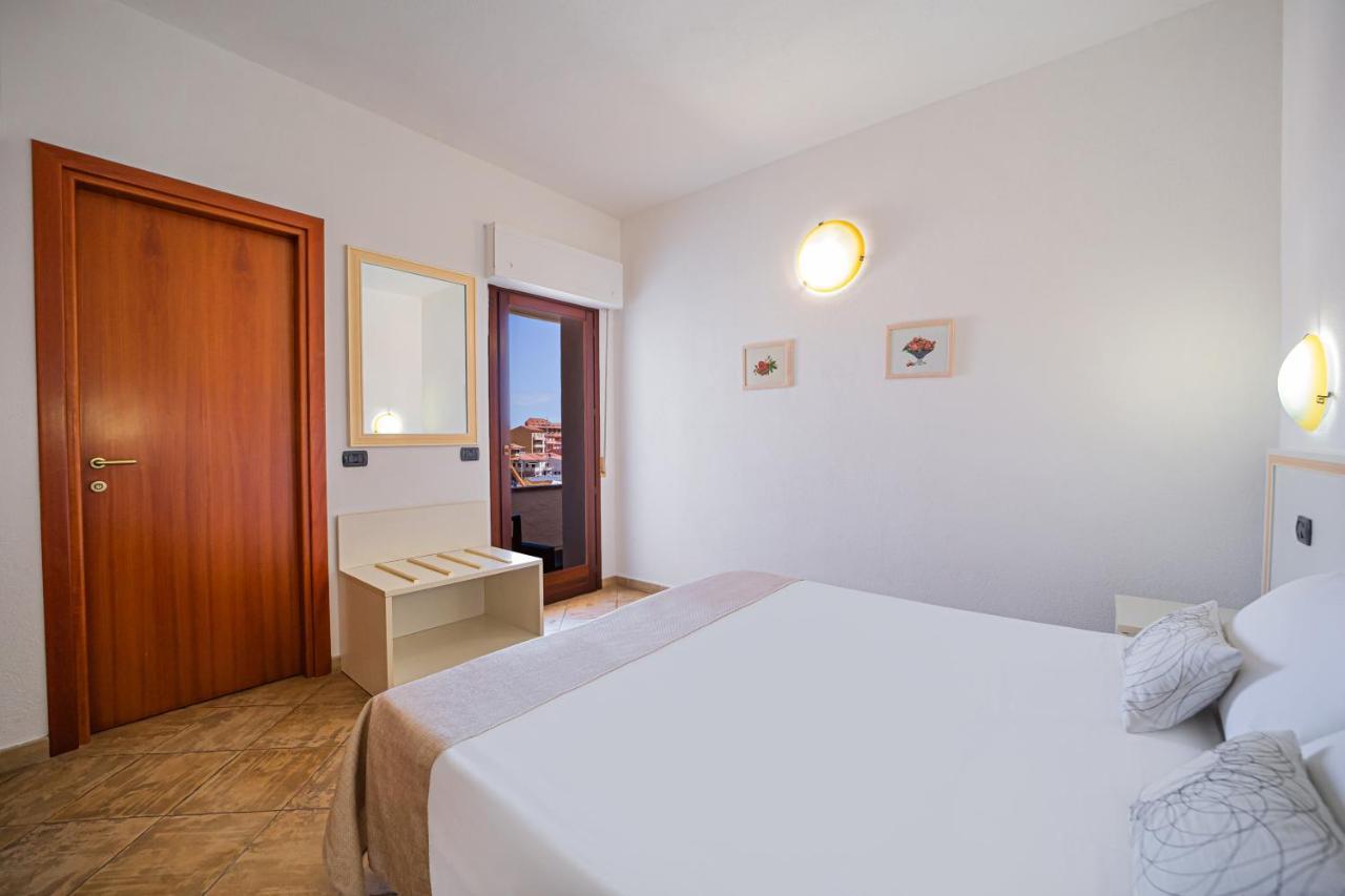 Il Gabbiano Hotel Ла Мадалена Екстериор снимка