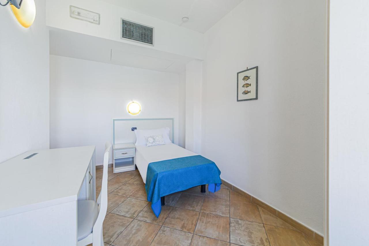 Il Gabbiano Hotel Ла Мадалена Екстериор снимка