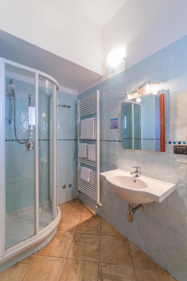 Il Gabbiano Hotel Ла Мадалена Екстериор снимка