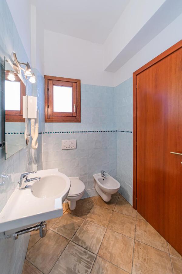 Il Gabbiano Hotel Ла Мадалена Екстериор снимка