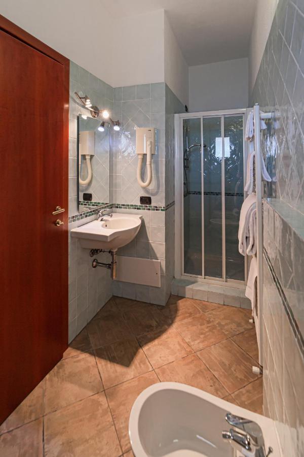 Il Gabbiano Hotel Ла Мадалена Екстериор снимка