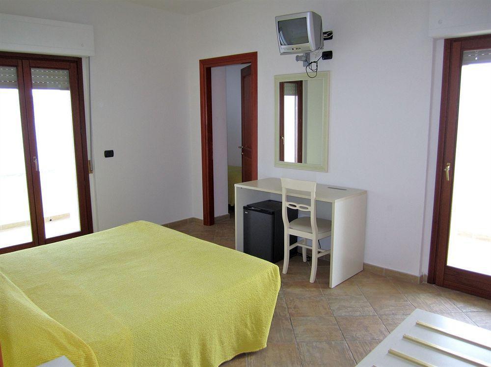 Il Gabbiano Hotel Ла Мадалена Екстериор снимка